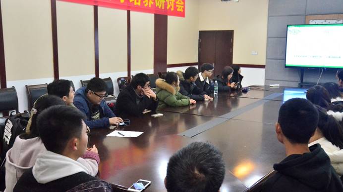 图片包含 人员, 室内, 就坐, 餐桌已生成极高可信度的说明