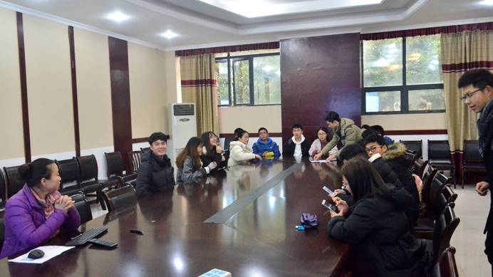 图片包含 室内, 人员, 餐桌, 地板已生成极高可信度的说明