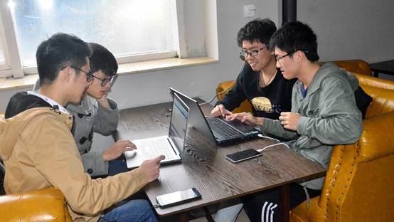 图片包含 笔记本电脑, 计算机, 就坐, 室内已生成极高可信度的说明
