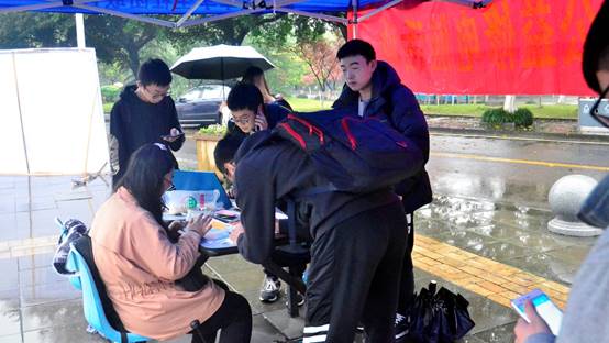 图片包含 户外, 人员, 雨伞, 配件已生成极高可信度的说明